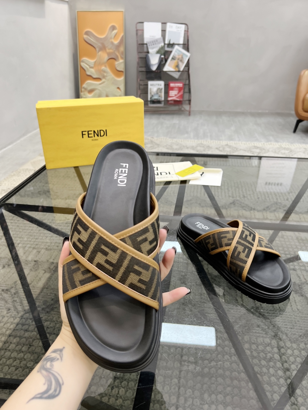  F 🔍顶级代购🇮🇹 芬 炸街男神春夏拖鞋新品专柜同步，鞋面意大利进口牛皮搭配标志布面料，高品质拼接工艺