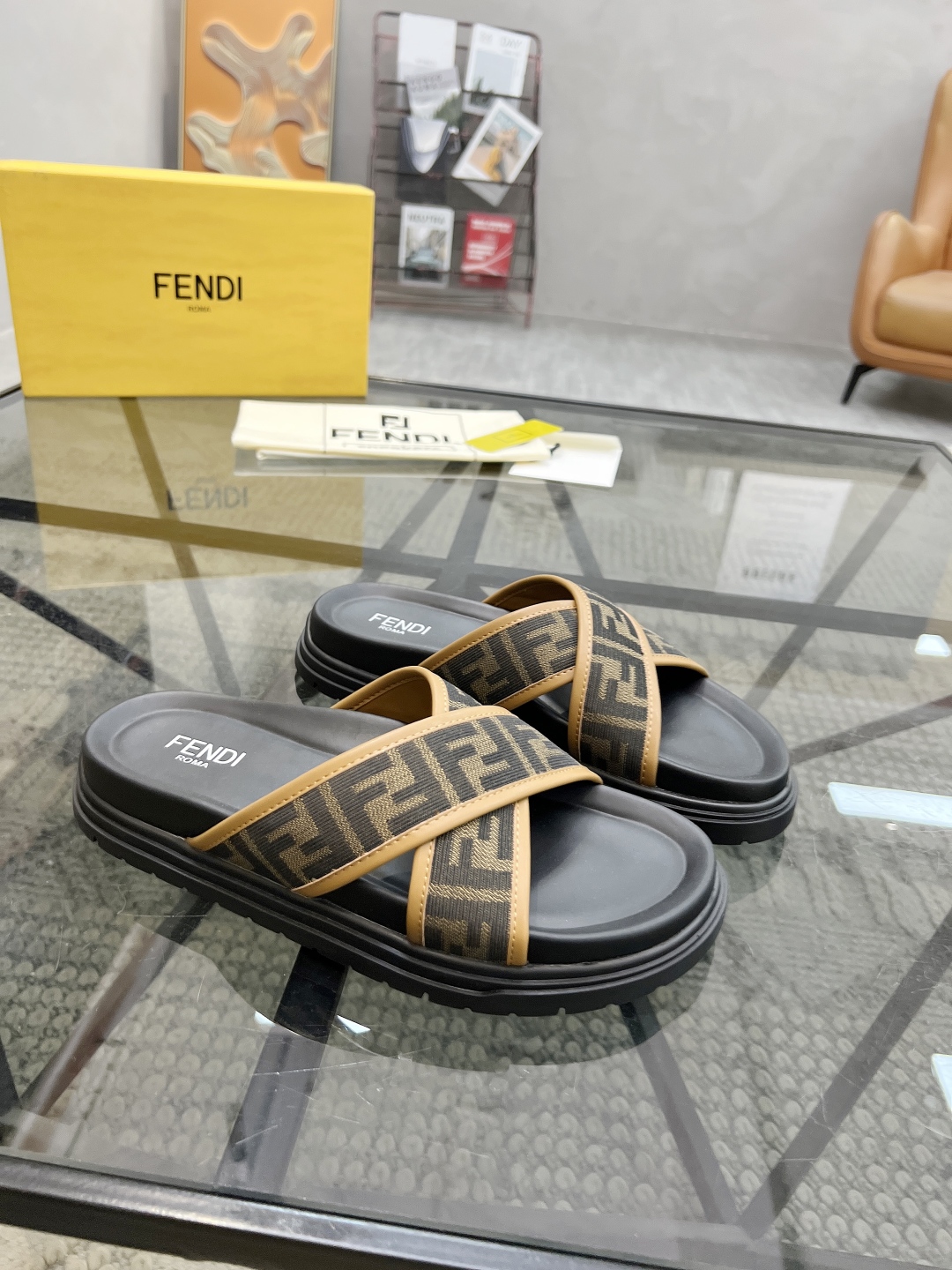  F 🔍顶级代购🇮🇹 芬 炸街男神春夏拖鞋新品专柜同步，鞋面意大利进口牛皮搭配标志布面料，高品质拼接工艺