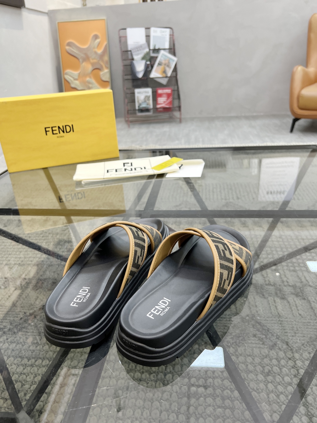  F 🔍顶级代购🇮🇹 芬 炸街男神春夏拖鞋新品专柜同步，鞋面意大利进口牛皮搭配标志布面料，高品质拼接工艺