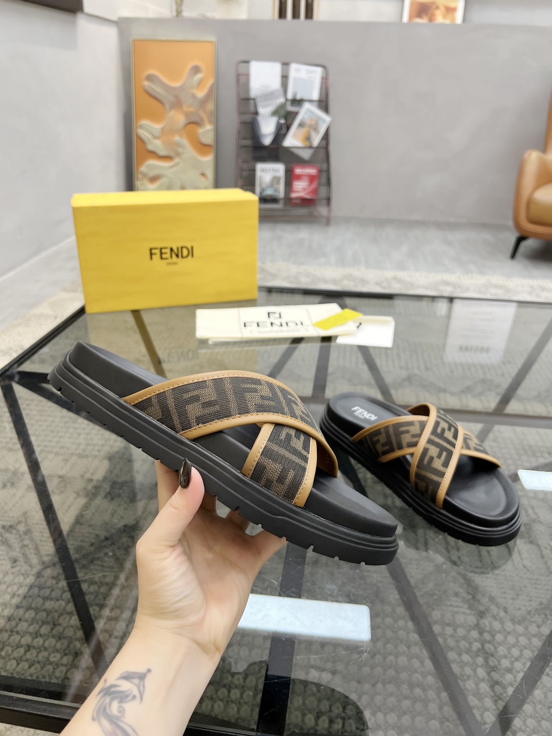  F 🔍顶级代购🇮🇹 芬 炸街男神春夏拖鞋新品专柜同步，鞋面意大利进口牛皮搭配标志布面料，高品质拼接工艺