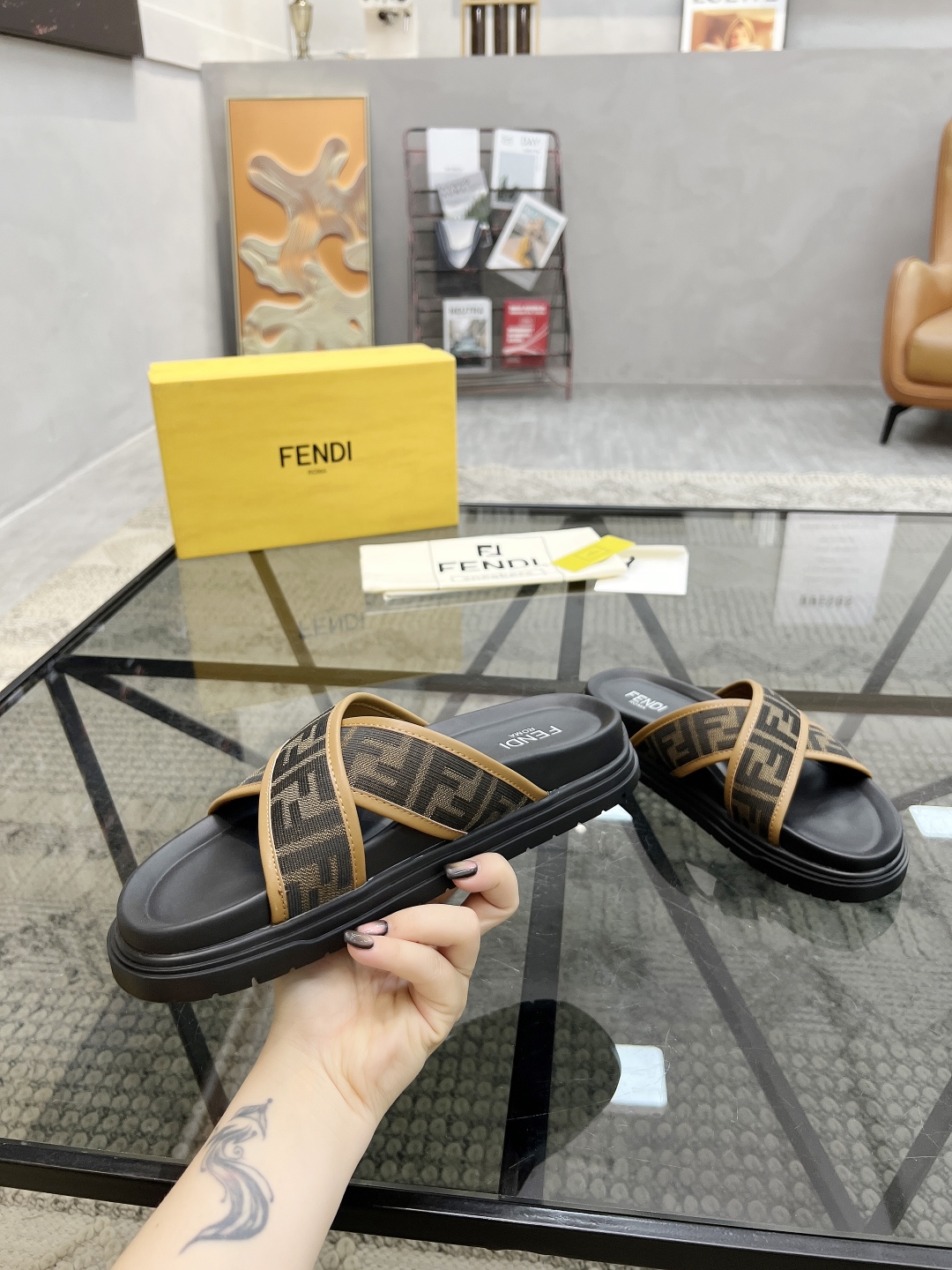  F 🔍顶级代购🇮🇹 芬 炸街男神春夏拖鞋新品专柜同步，鞋面意大利进口牛皮搭配标志布面料，高品质拼接工艺