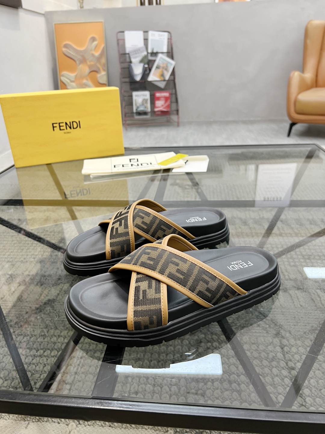  F 🔍顶级代购🇮🇹 芬 炸街男神春夏拖鞋新品专柜同步，鞋面意大利进口牛皮搭配标志布面料，高品质拼接工艺