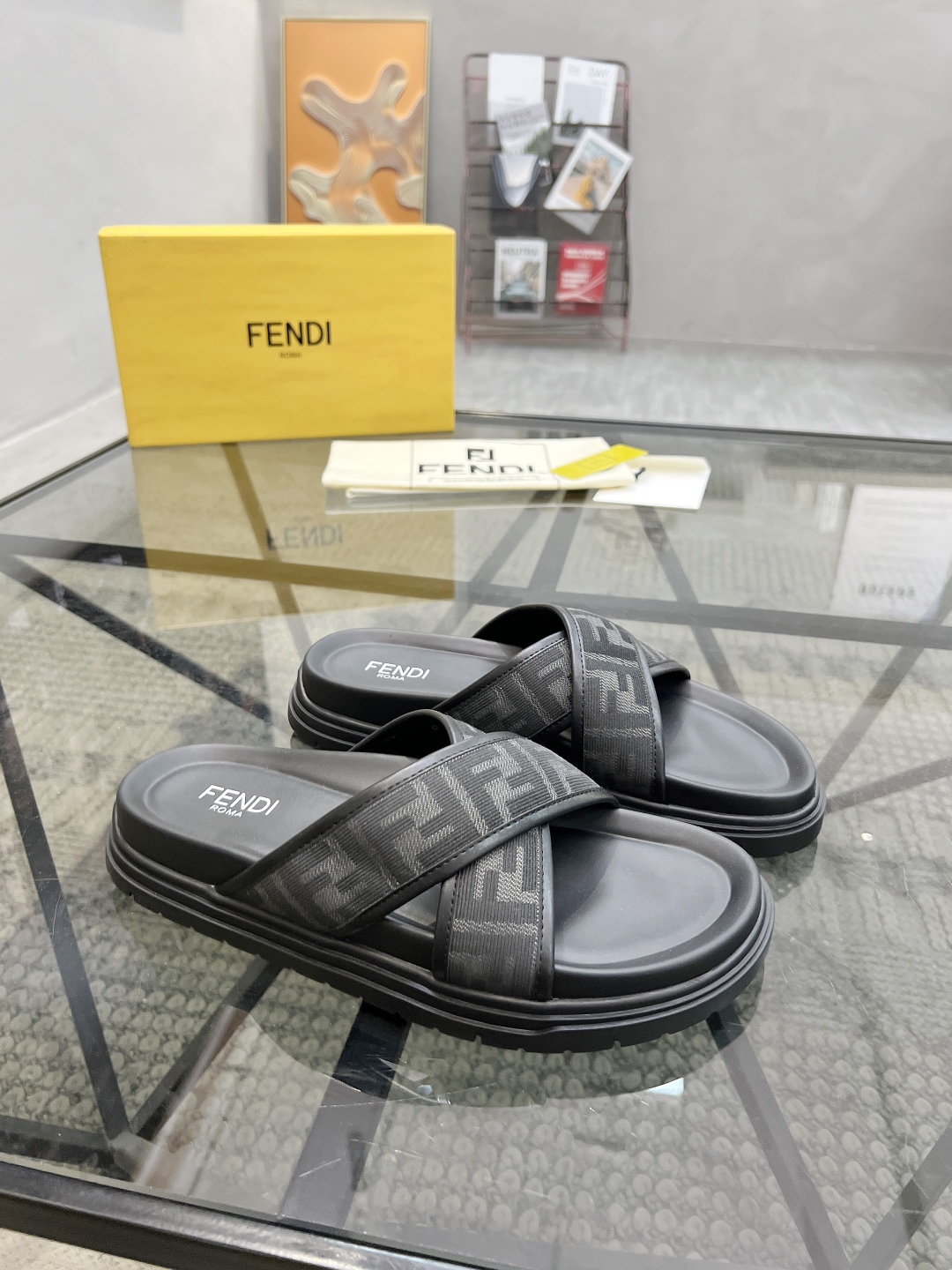  F 🔍顶级代购🇮🇹 芬 炸街男神春夏拖鞋新品专柜同步，鞋面意大利进口牛皮搭配标志布面料，高品质拼接工艺