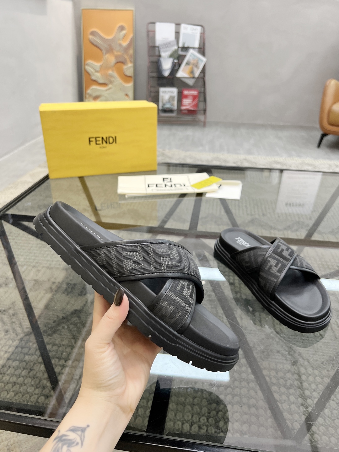  F 🔍顶级代购🇮🇹 芬 炸街男神春夏拖鞋新品专柜同步，鞋面意大利进口牛皮搭配标志布面料，高品质拼接工艺