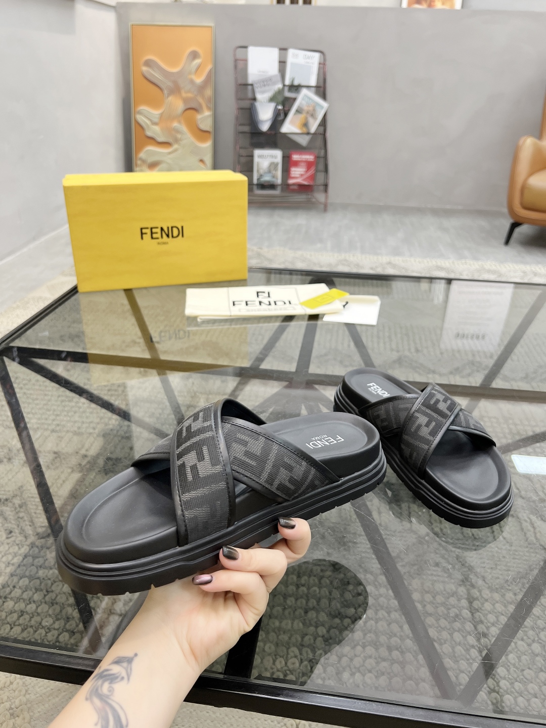  F 🔍顶级代购🇮🇹 芬 炸街男神春夏拖鞋新品专柜同步，鞋面意大利进口牛皮搭配标志布面料，高品质拼接工艺