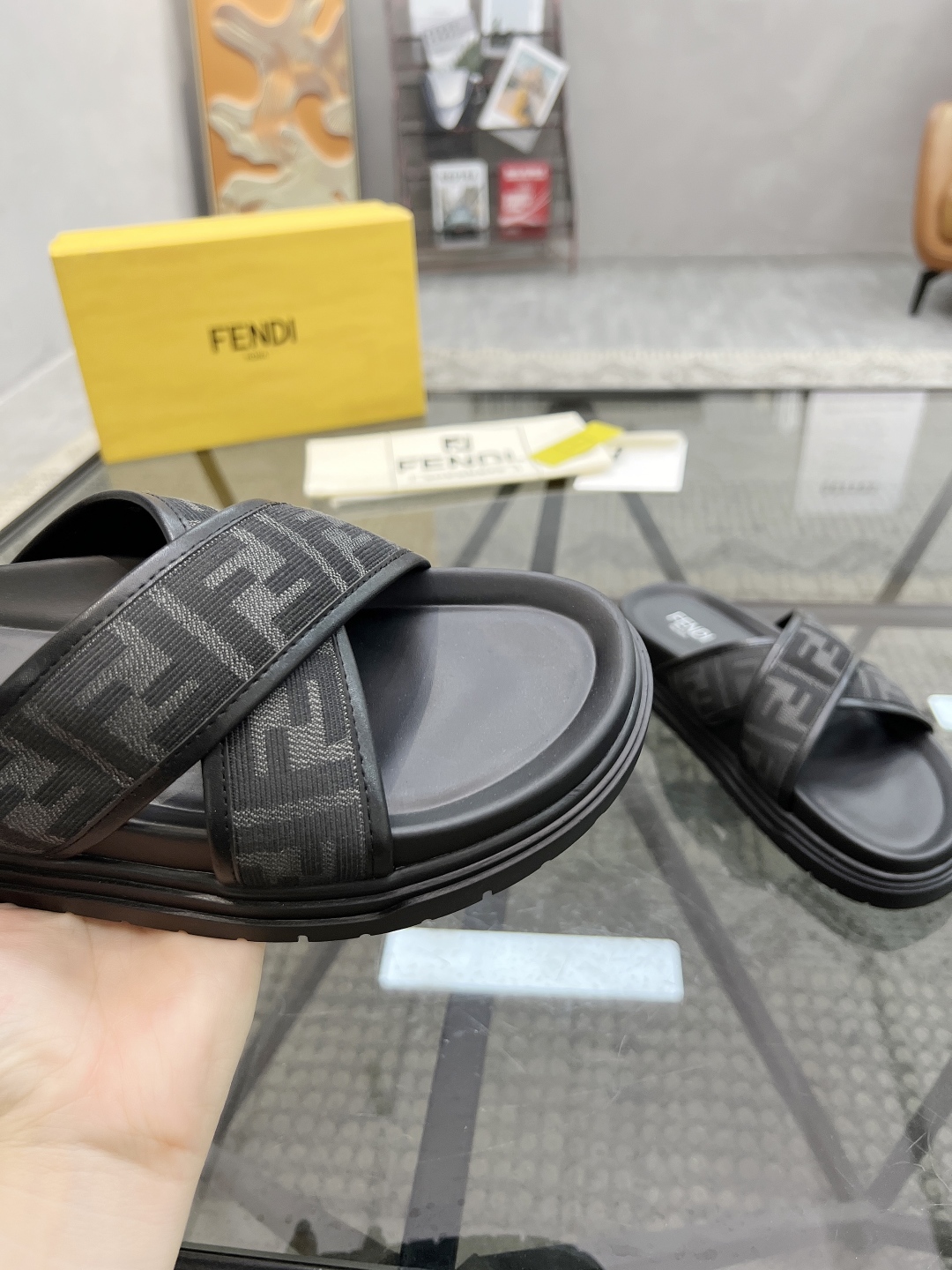 F 🔍顶级代购🇮🇹 芬 炸街男神春夏拖鞋新品专柜同步，鞋面意大利进口牛皮搭配标志布面料，高品质拼接工艺