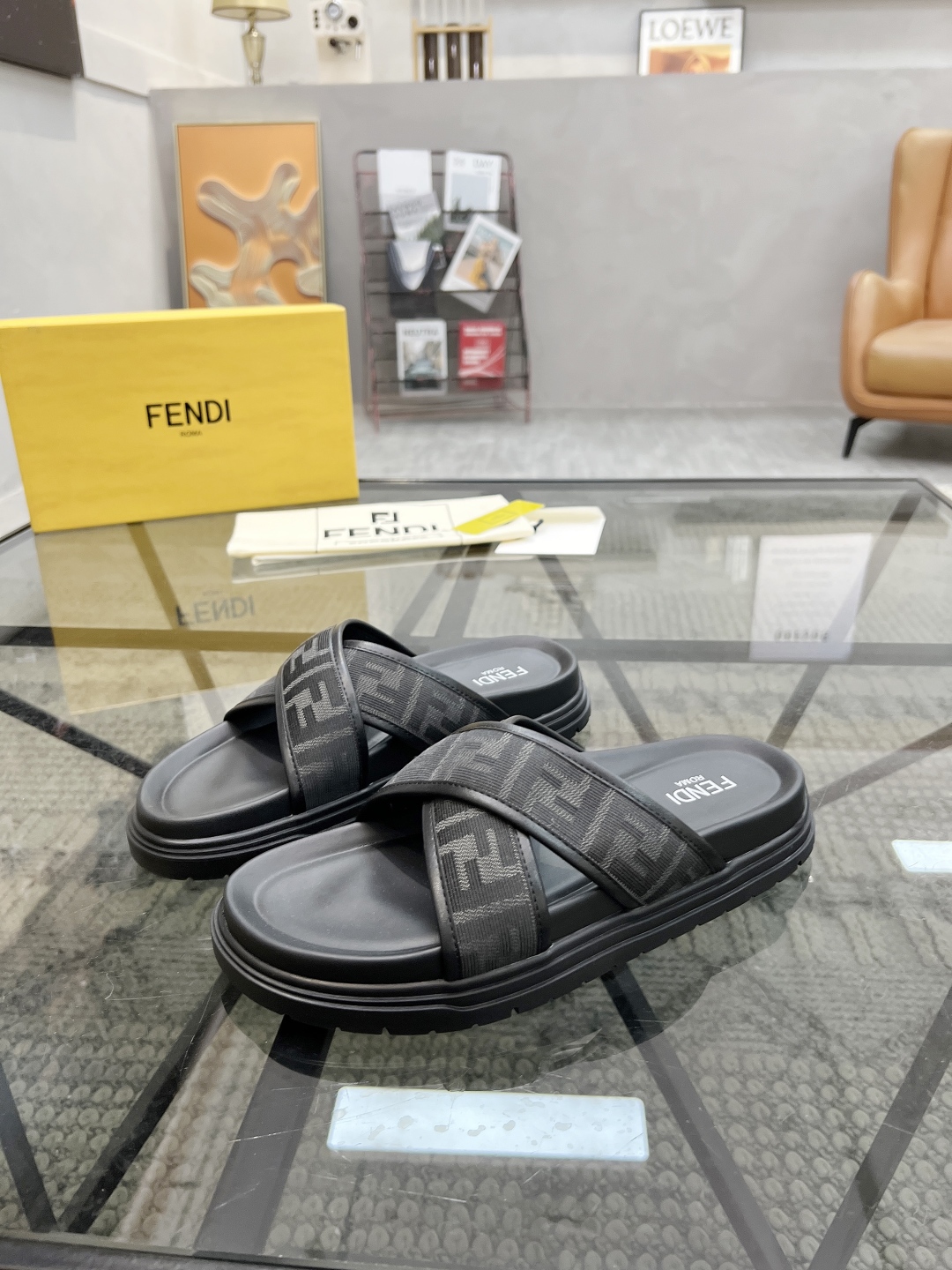  F 🔍顶级代购🇮🇹 芬 炸街男神春夏拖鞋新品专柜同步，鞋面意大利进口牛皮搭配标志布面料，高品质拼接工艺