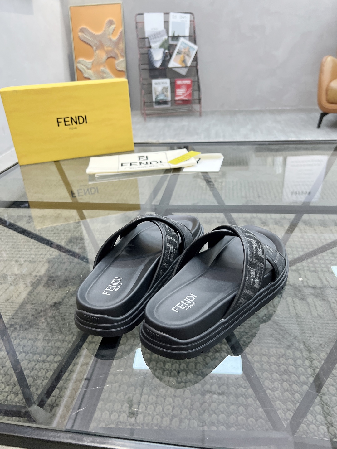  F 🔍顶级代购🇮🇹 芬 炸街男神春夏拖鞋新品专柜同步，鞋面意大利进口牛皮搭配标志布面料，高品质拼接工艺