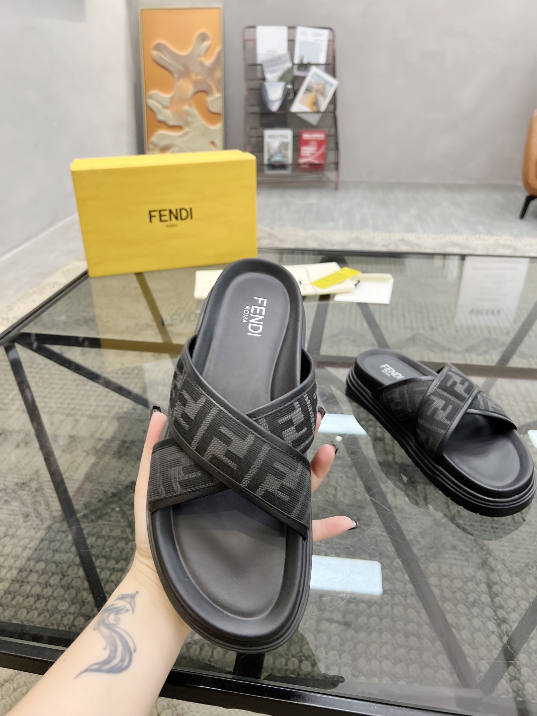  F 🔍顶级代购🇮🇹 芬 炸街男神春夏拖鞋新品专柜同步，鞋面意大利进口牛皮搭配标志布面料，高品质拼接工艺