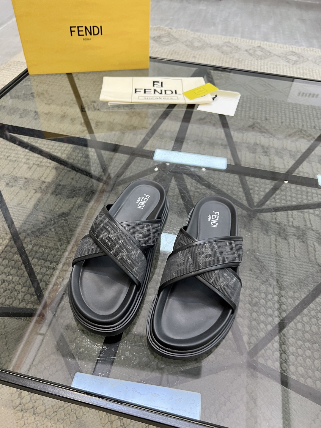  F 🔍顶级代购🇮🇹 芬 炸街男神春夏拖鞋新品专柜同步，鞋面意大利进口牛皮搭配标志布面料，高品质拼接工艺