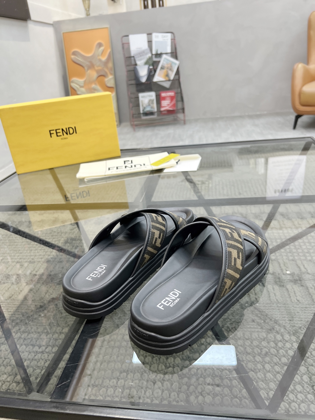  F 🔍顶级代购🇮🇹 芬 炸街男神春夏拖鞋新品专柜同步，鞋面意大利进口牛皮搭配标志布面料，高品质拼接工艺