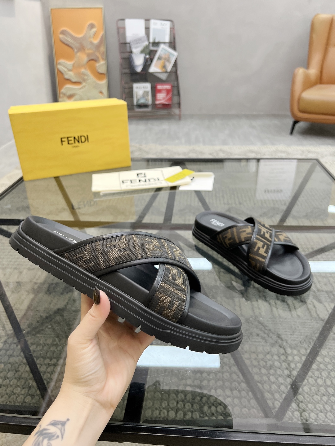  F 🔍顶级代购🇮🇹 芬 炸街男神春夏拖鞋新品专柜同步，鞋面意大利进口牛皮搭配标志布面料，高品质拼接工艺