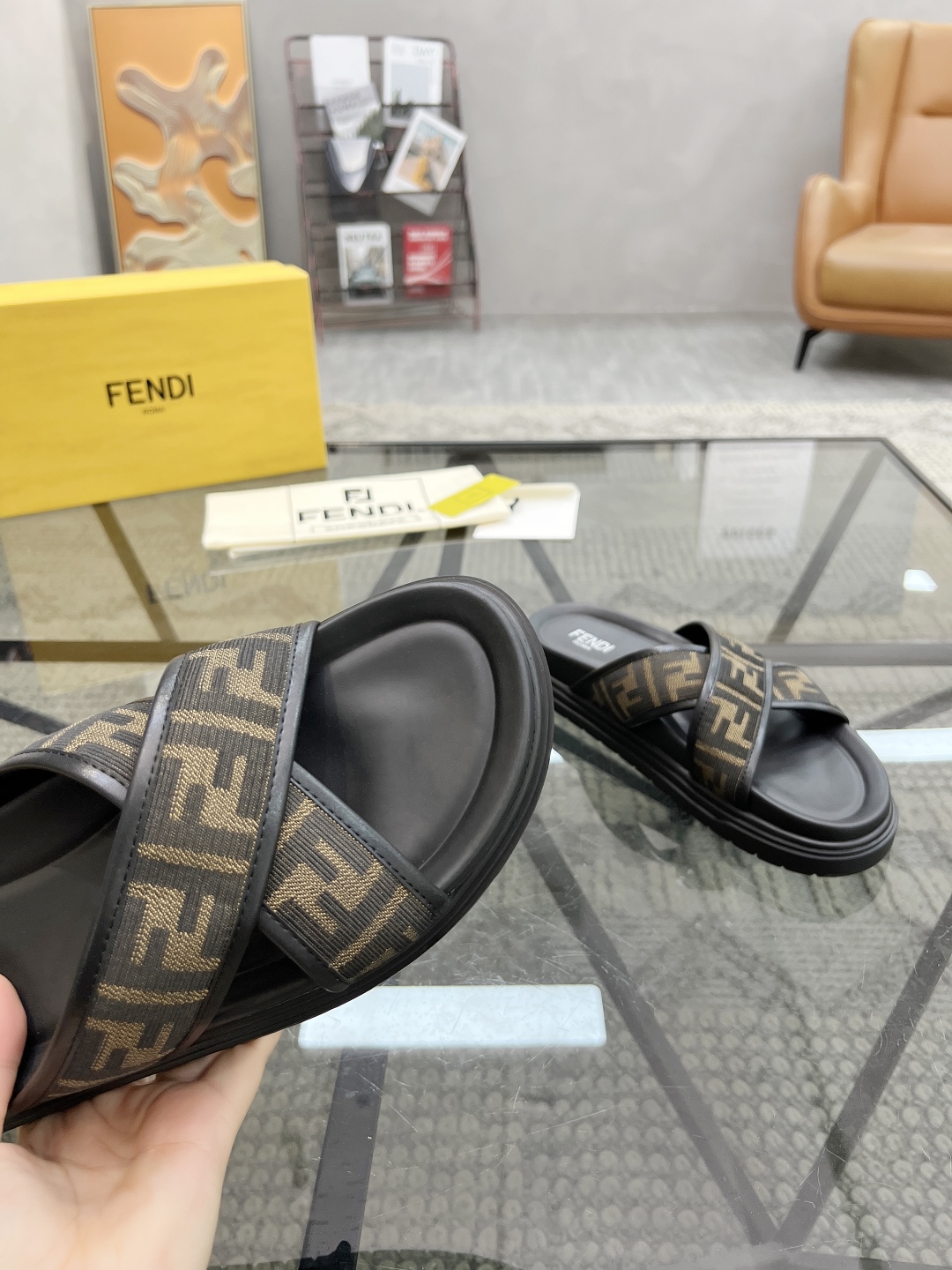  F 🔍顶级代购🇮🇹 芬 炸街男神春夏拖鞋新品专柜同步，鞋面意大利进口牛皮搭配标志布面料，高品质拼接工艺