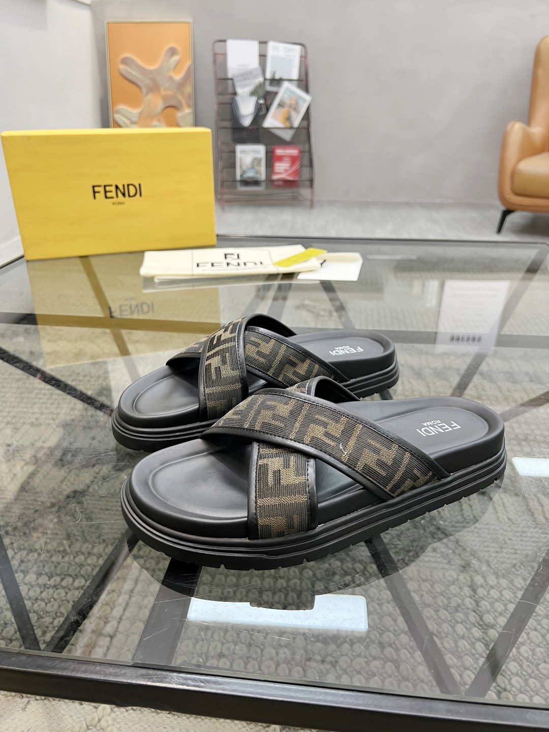  F 🔍顶级代购🇮🇹 芬 炸街男神春夏拖鞋新品专柜同步，鞋面意大利进口牛皮搭配标志布面料，高品质拼接工艺