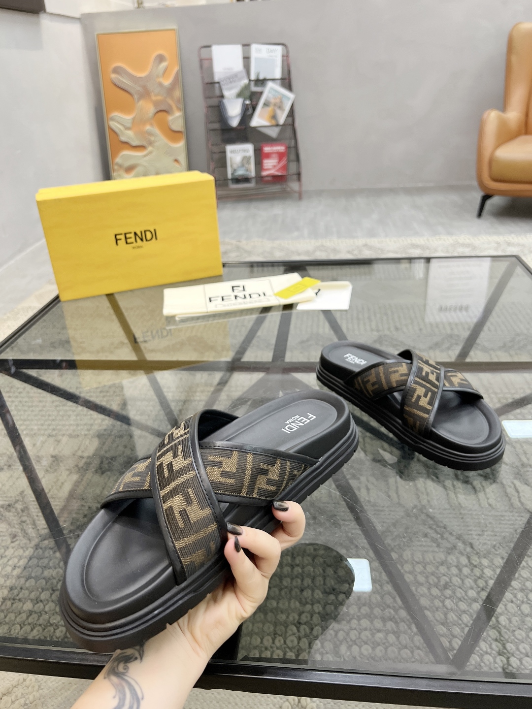  F 🔍顶级代购🇮🇹 芬 炸街男神春夏拖鞋新品专柜同步，鞋面意大利进口牛皮搭配标志布面料，高品质拼接工艺