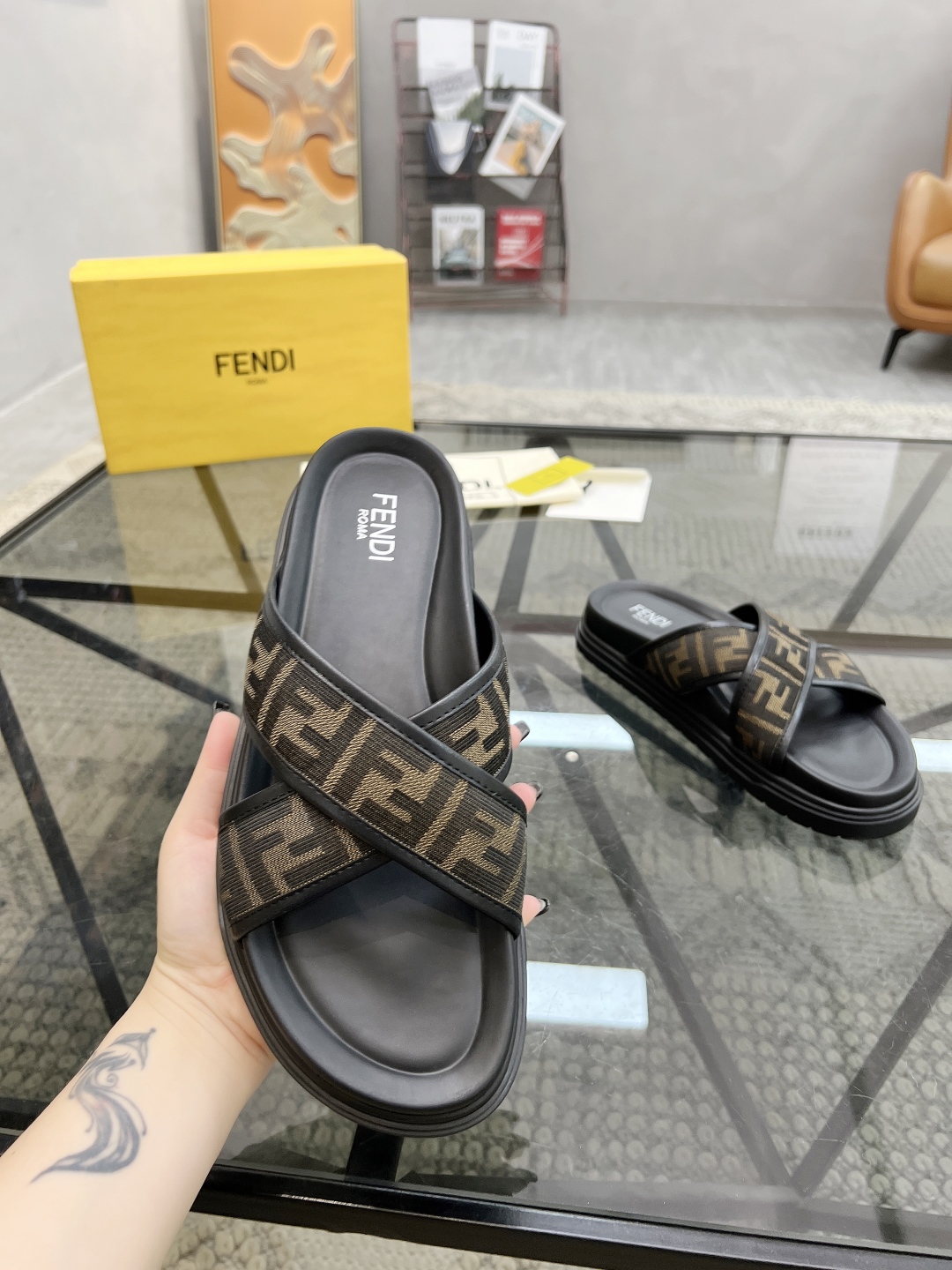  F 🔍顶级代购🇮🇹 芬 炸街男神春夏拖鞋新品专柜同步，鞋面意大利进口牛皮搭配标志布面料，高品质拼接工艺