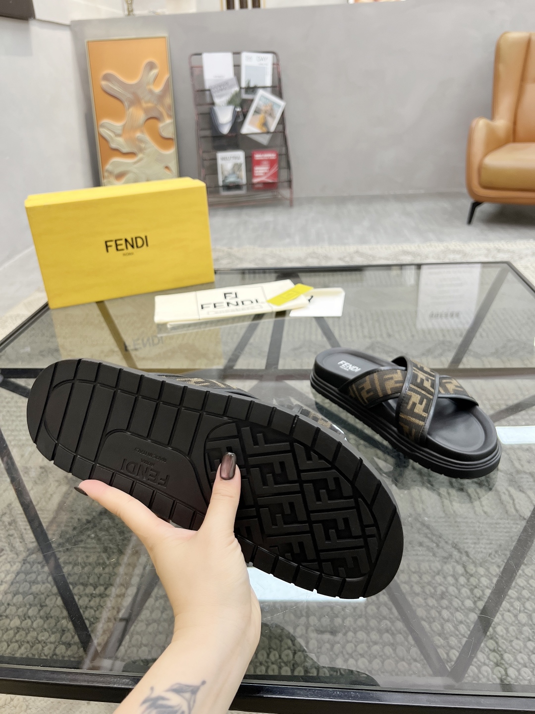  F 🔍顶级代购🇮🇹 芬 炸街男神春夏拖鞋新品专柜同步，鞋面意大利进口牛皮搭配标志布面料，高品质拼接工艺