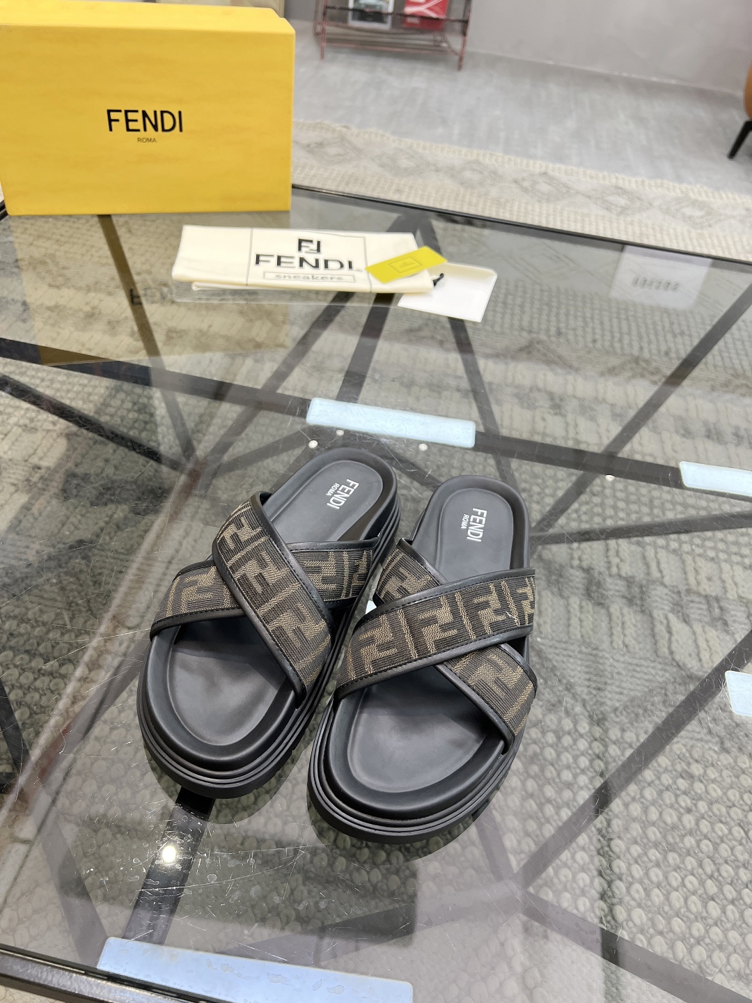  F 🔍顶级代购🇮🇹 芬 炸街男神春夏拖鞋新品专柜同步，鞋面意大利进口牛皮搭配标志布面料，高品质拼接工艺