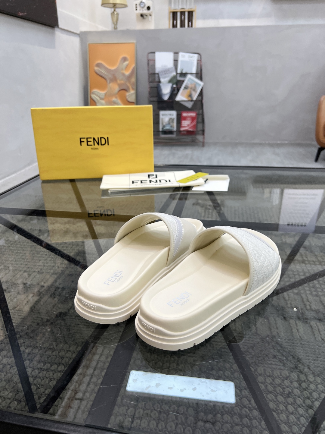  F 🔍顶级代购🇮🇹 芬 炸街男神春夏拖鞋新品专柜同步，鞋面意大利进口牛皮搭配标志布面料，高品质拼接工艺