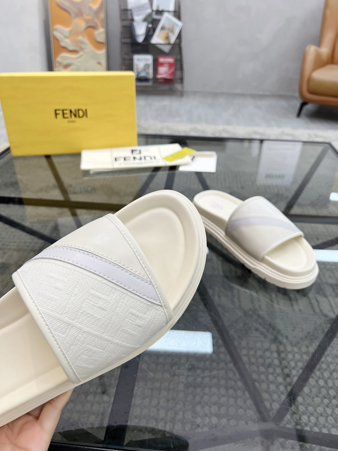  F 🔍顶级代购🇮🇹 芬 炸街男神春夏拖鞋新品专柜同步，鞋面意大利进口牛皮搭配标志布面料，高品质拼接工艺