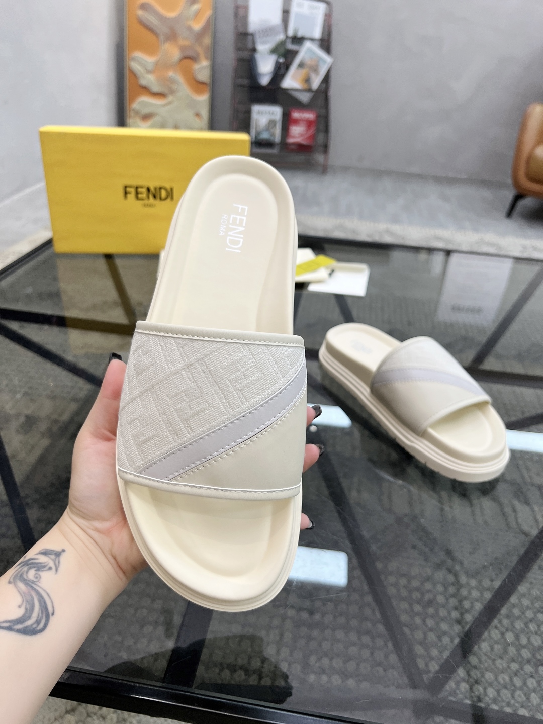  F 🔍顶级代购🇮🇹 芬 炸街男神春夏拖鞋新品专柜同步，鞋面意大利进口牛皮搭配标志布面料，高品质拼接工艺