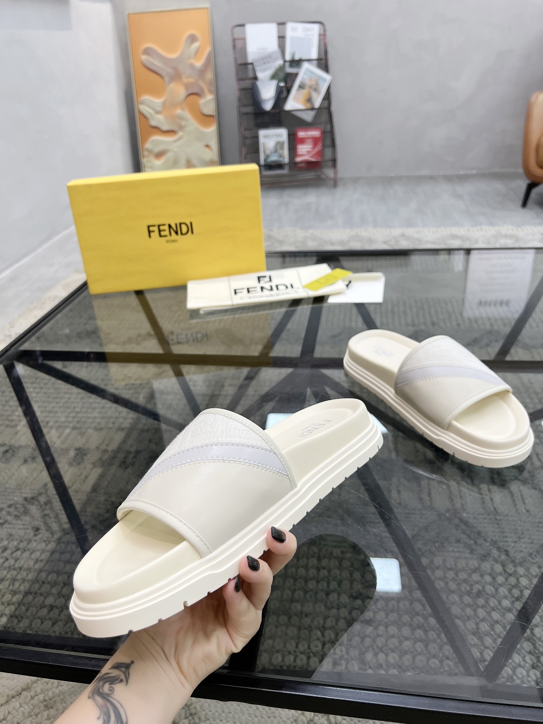  F 🔍顶级代购🇮🇹 芬 炸街男神春夏拖鞋新品专柜同步，鞋面意大利进口牛皮搭配标志布面料，高品质拼接工艺