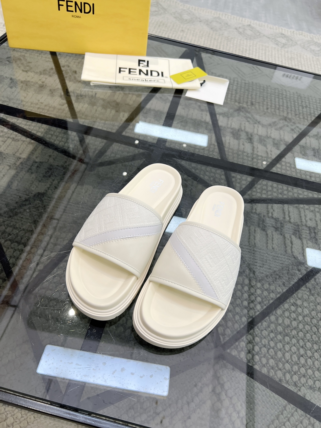  F 🔍顶级代购🇮🇹 芬 炸街男神春夏拖鞋新品专柜同步，鞋面意大利进口牛皮搭配标志布面料，高品质拼接工艺