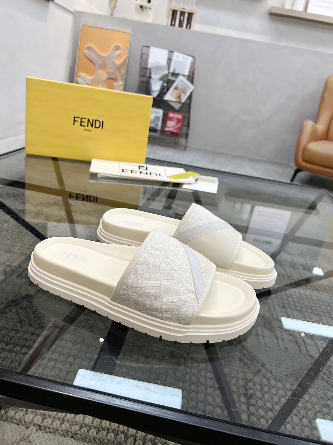  F 🔍顶级代购🇮🇹 芬 炸街男神春夏拖鞋新品专柜同步，鞋面意大利进口牛皮搭配标志布面料，高品质拼接工艺