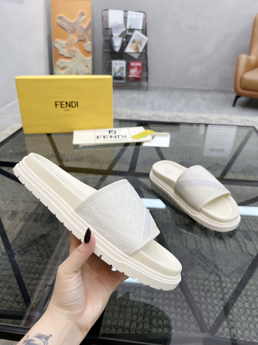 F 🔍顶级代购🇮🇹 芬 炸街男神春夏拖鞋新品专柜同步，鞋面意大利进口牛皮搭配标志布面料，高品质拼接工艺