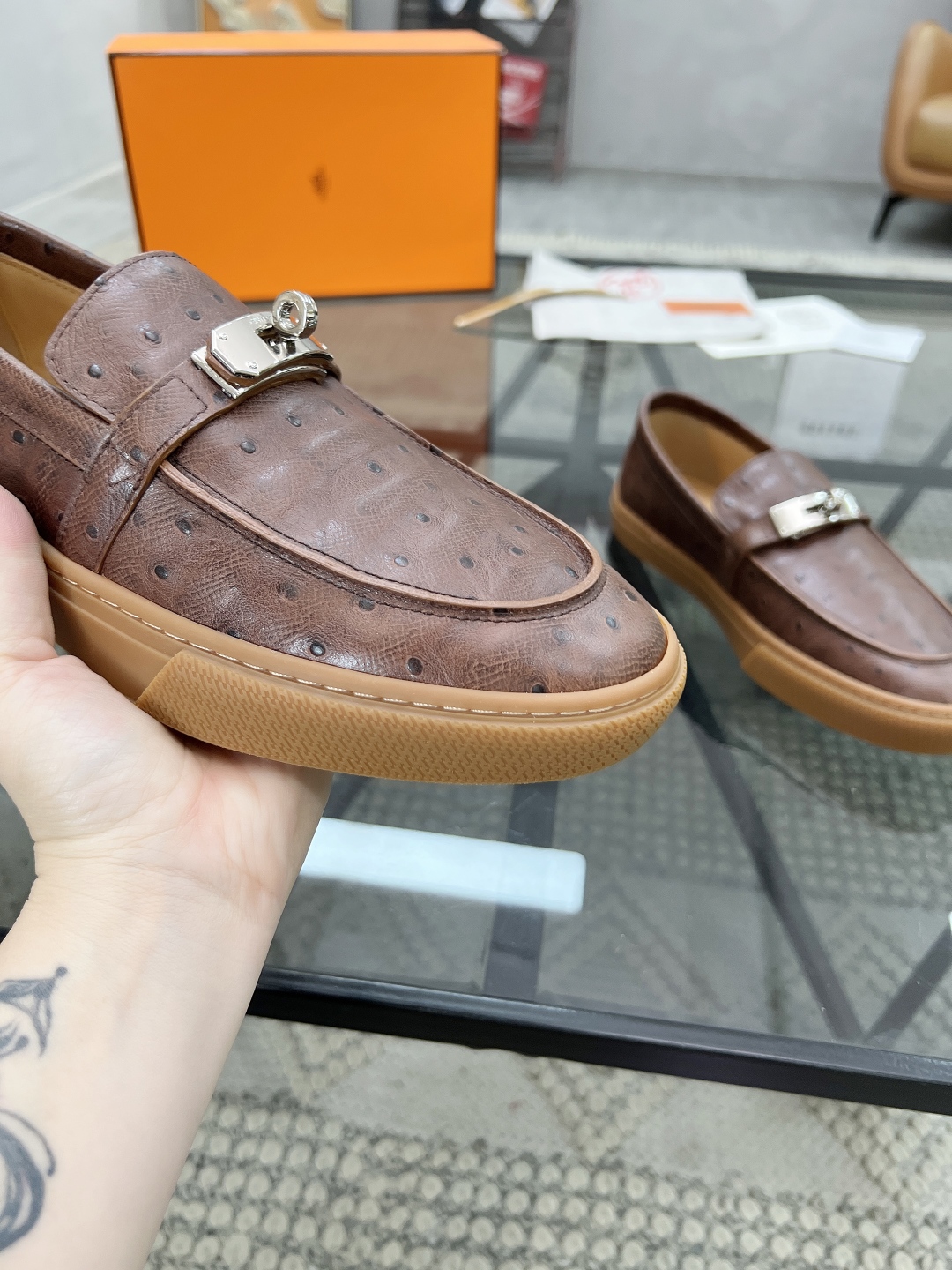  H 🔍顶级代购🇮🇹 爱 炸街男神套脚休闲鞋新品来袭专柜同步发售原厂配置，意大利进口原版牛皮面料，高品质