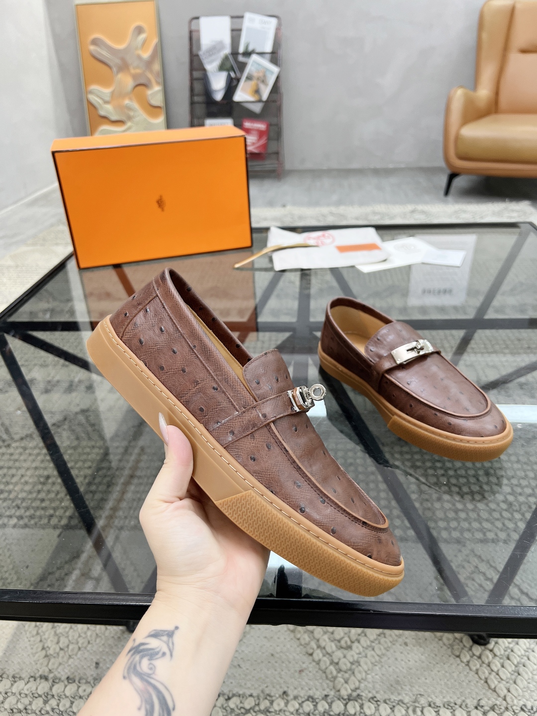  H 🔍顶级代购🇮🇹 爱 炸街男神套脚休闲鞋新品来袭专柜同步发售原厂配置，意大利进口原版牛皮面料，高品质