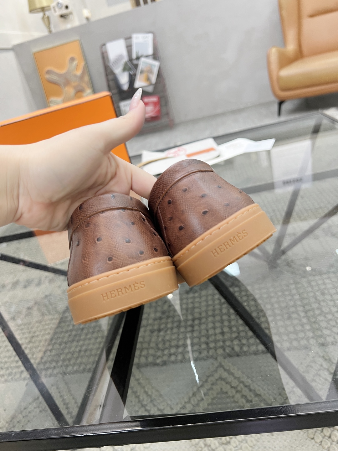  H 🔍顶级代购🇮🇹 爱 炸街男神套脚休闲鞋新品来袭专柜同步发售原厂配置，意大利进口原版牛皮面料，高品质