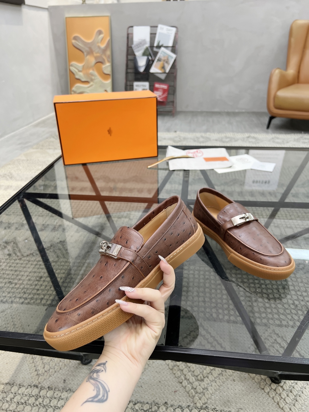  H 🔍顶级代购🇮🇹 爱 炸街男神套脚休闲鞋新品来袭专柜同步发售原厂配置，意大利进口原版牛皮面料，高品质