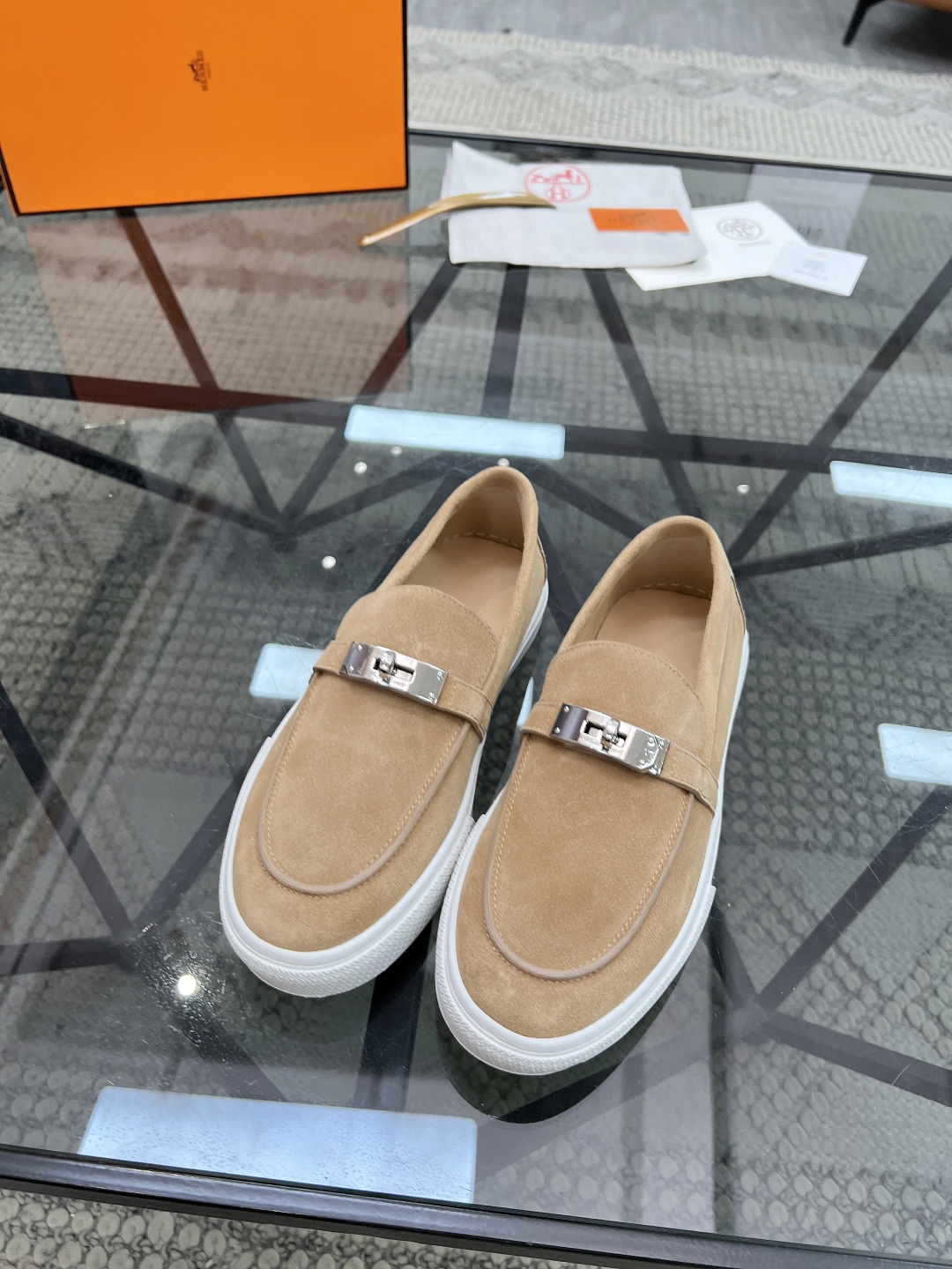  H 🔍顶级代购🇮🇹 爱 炸街男神套脚休闲鞋新品来袭专柜同步发售原厂配置，意大利进口原版牛皮面料，高品质