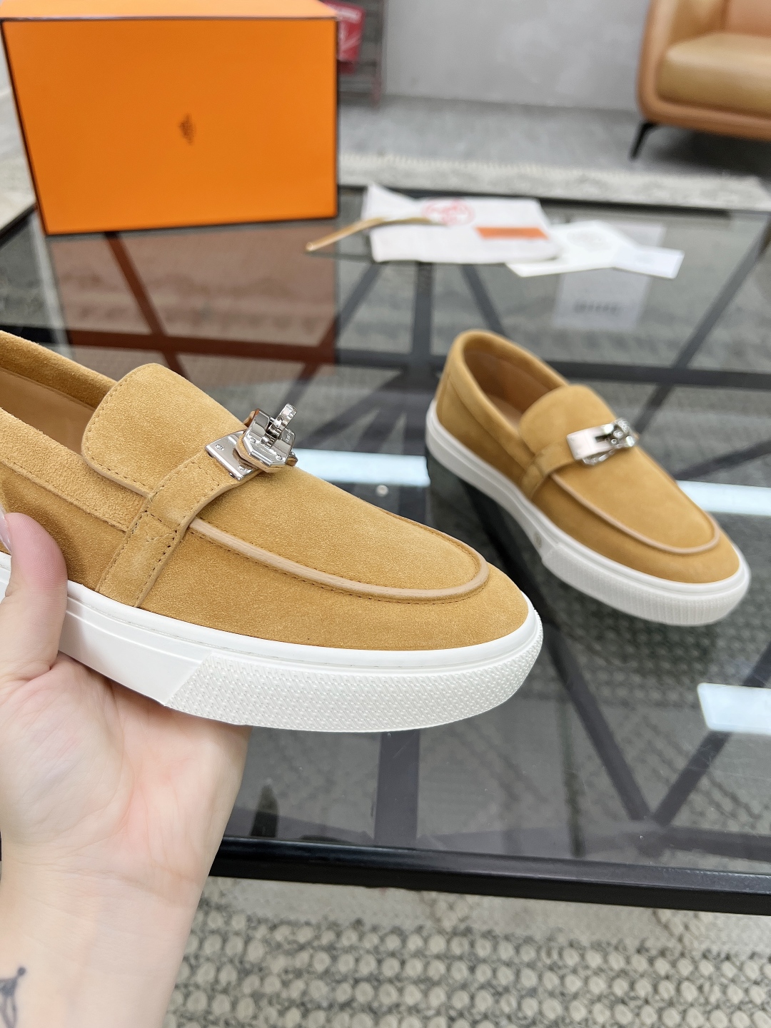  H 🔍顶级代购🇮🇹 爱 炸街男神套脚休闲鞋新品来袭专柜同步发售原厂配置，意大利进口原版牛皮面料，高品质