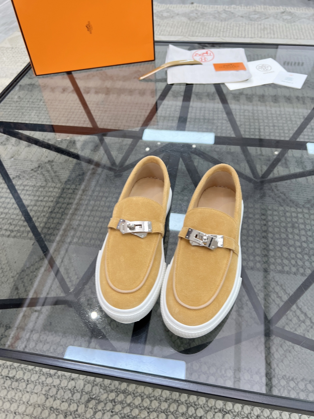 H 🔍顶级代购🇮🇹 爱 炸街男神套脚休闲鞋新品来袭专柜同步发售原厂配置，意大利进口原版牛皮面料，高品质