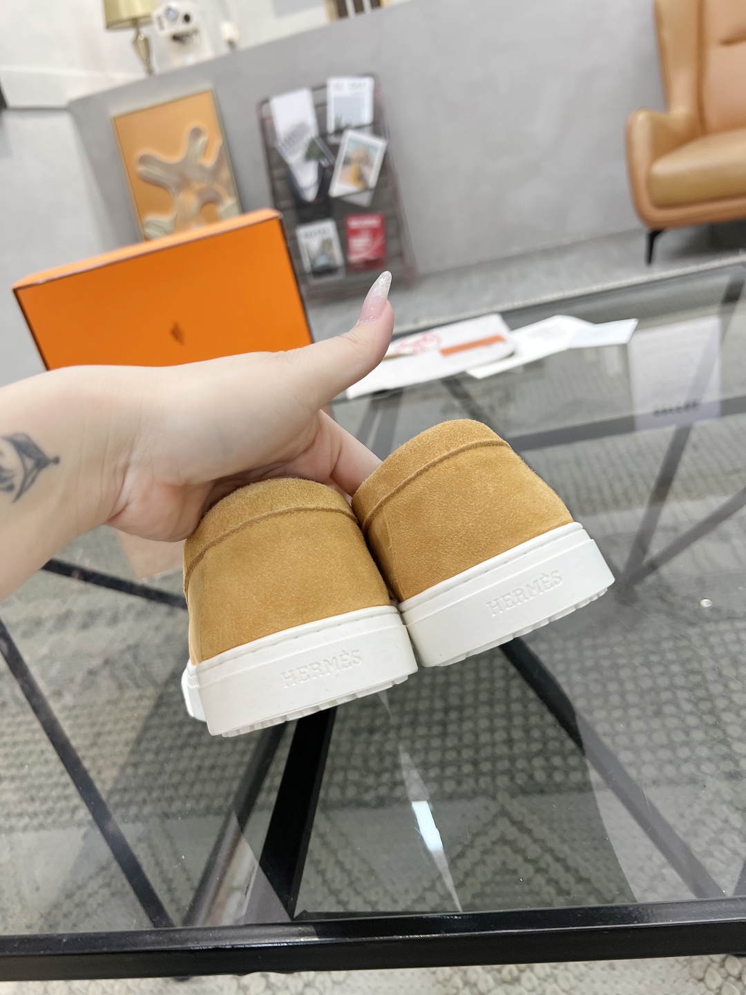  H 🔍顶级代购🇮🇹 爱 炸街男神套脚休闲鞋新品来袭专柜同步发售原厂配置，意大利进口原版牛皮面料，高品质