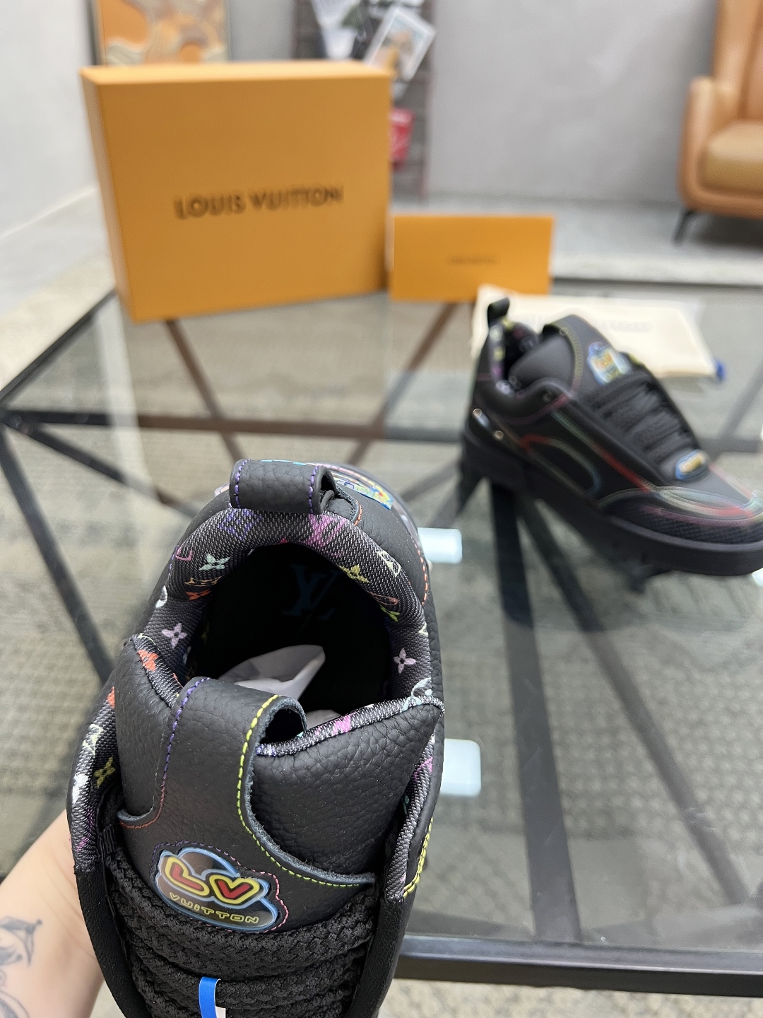 L 🔍顶级代购🇮🇹 路 炸街男神爆款运动板鞋专柜同步，鞋面意大利进口牛皮面料，高品质缤纷色彩复杂拼接工