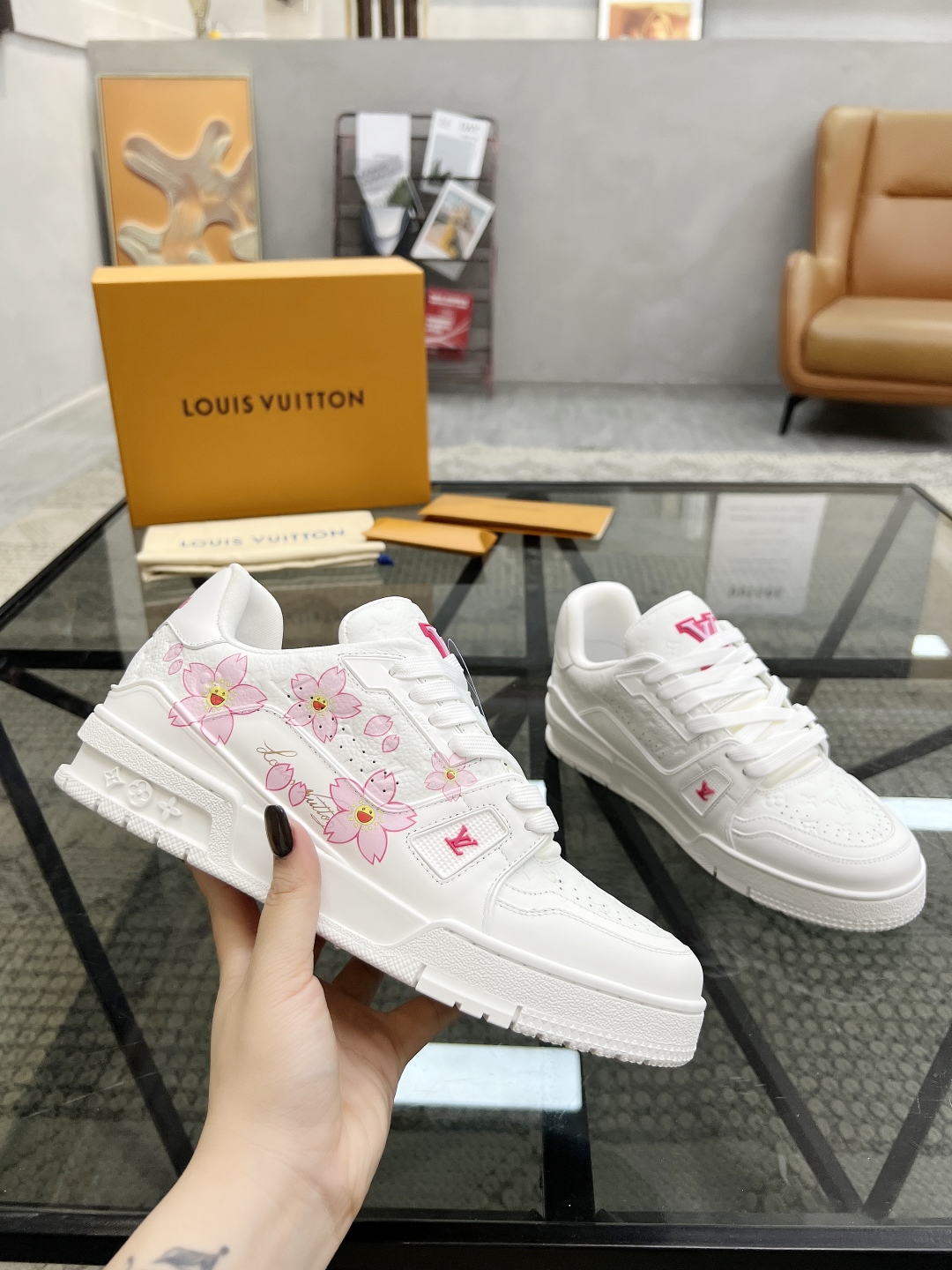  L 🔍顶级代购🇮🇹 路 炸街情侣款👫爆款运动板鞋专柜同步，鞋面意大利进口牛皮面料，高品质印花缤纷色彩复
