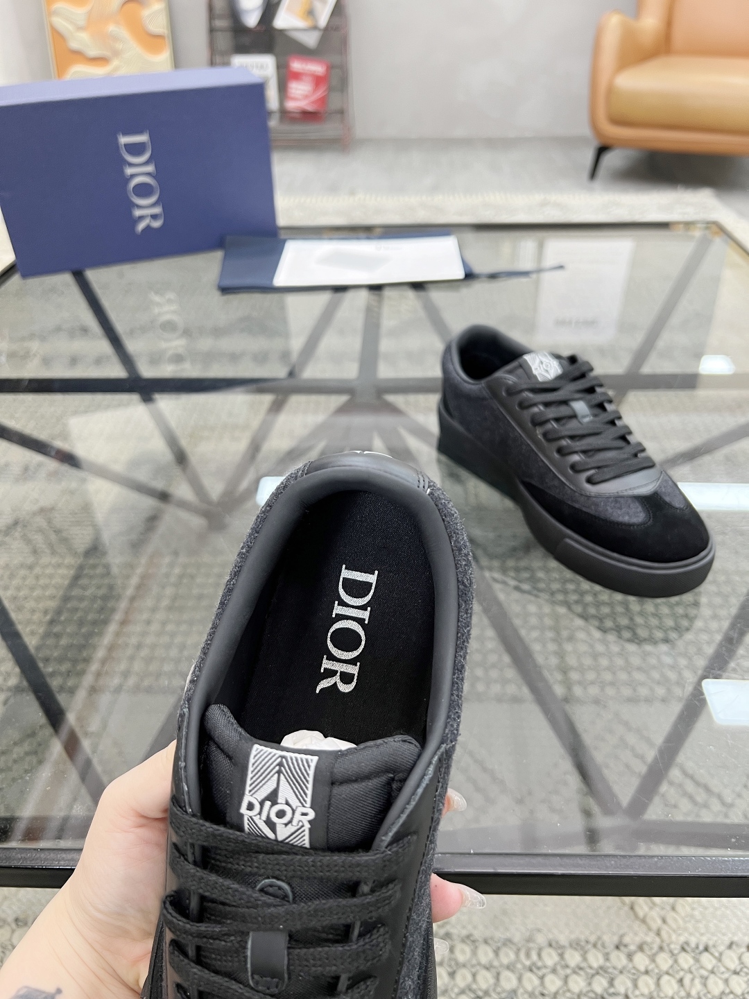 D 🔍顶级代购🇮🇹 迪 炸街男神爆款超人气板鞋新品专柜同步，鞋面意大利原版进口牛皮搭配标志布面料，标志
