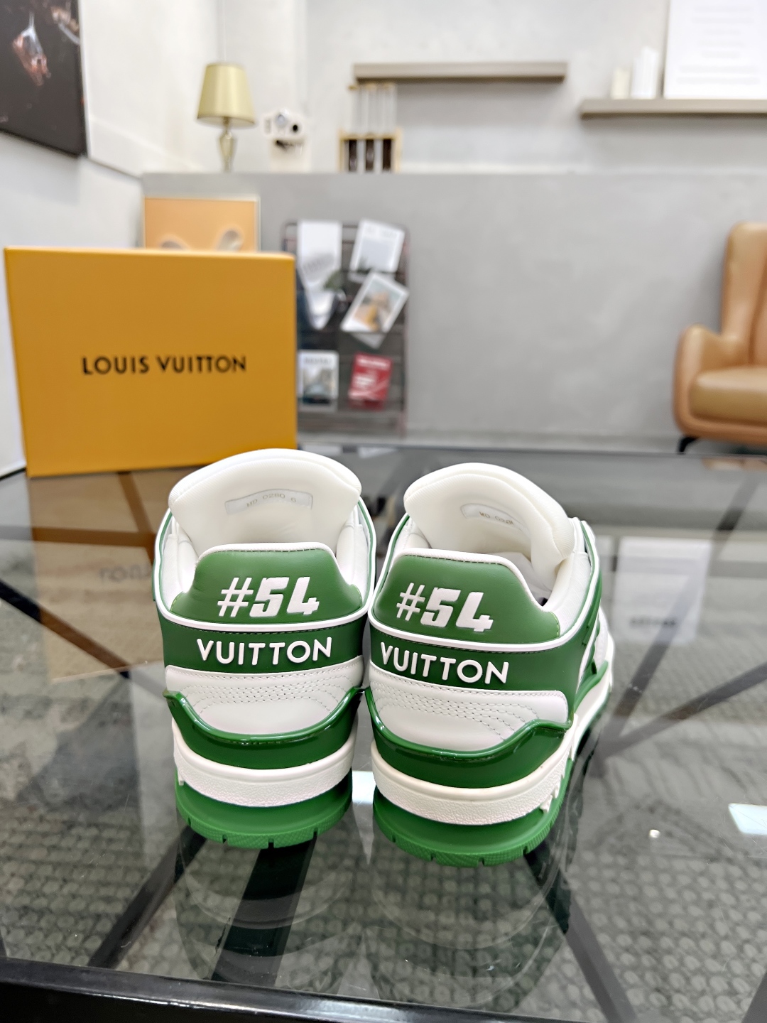  L 🔍顶级代购🇮🇹 路 炸街男神爆款运动板鞋专柜同步，鞋面意大利进口牛皮搭配网布面料，高品质拼接缤纷色