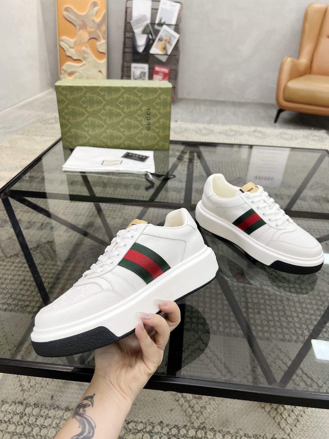  G 🔍顶级代购🇮🇹 古 炸街男神新品来袭，超人气爆款专柜新款，原厂配置意大利进口牛皮搭配印花布面料，高
