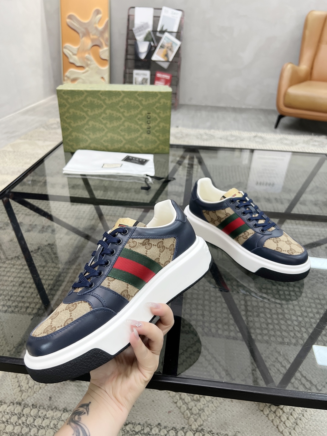  G 🔍顶级代购🇮🇹 古 炸街男神新品来袭，超人气爆款专柜新款，原厂配置意大利进口牛皮搭配印花布面料，高