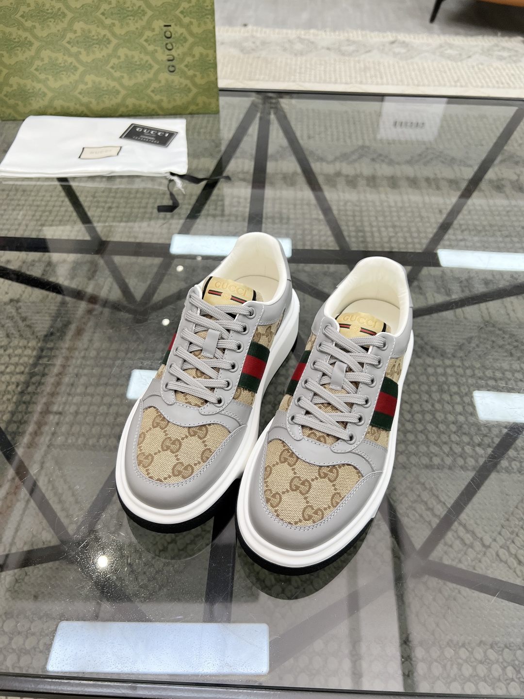  G 🔍顶级代购🇮🇹 古 炸街男神新品来袭，超人气爆款专柜新款，原厂配置意大利进口牛皮搭配印花布面料，高