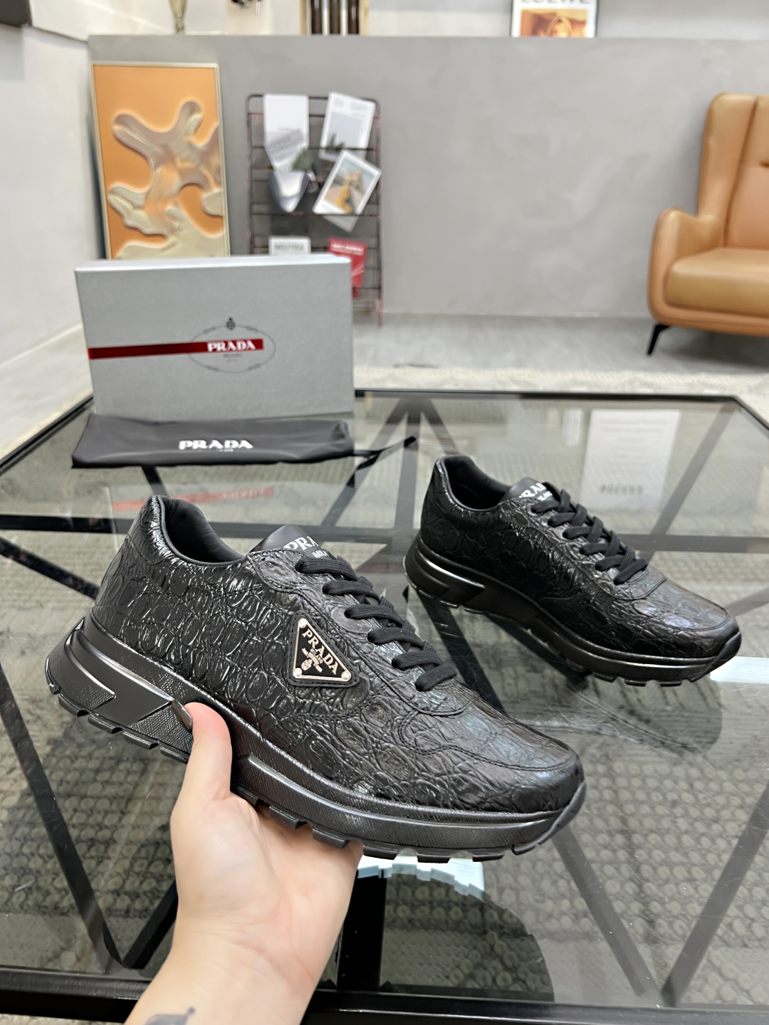  P 🔍顶级代购🇮🇹 普 炸街男神新品来袭，超人气爆款专柜新款，原厂配置意大利进口牛皮面料，高品质复杂拼