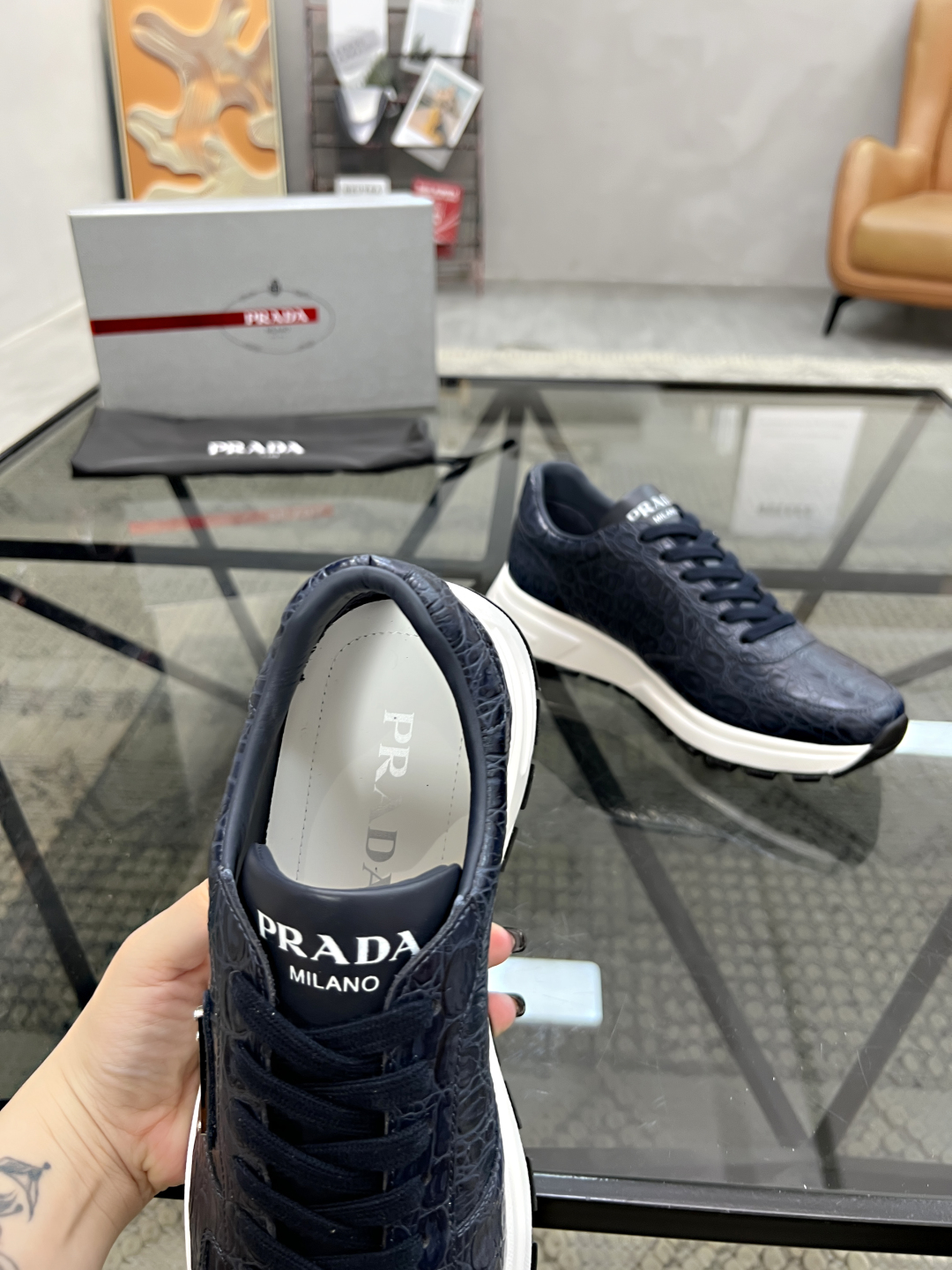 P 🔍顶级代购🇮🇹 普 炸街男神新品来袭，超人气爆款专柜新款，原厂配置意大利进口牛皮面料，高品质复杂拼