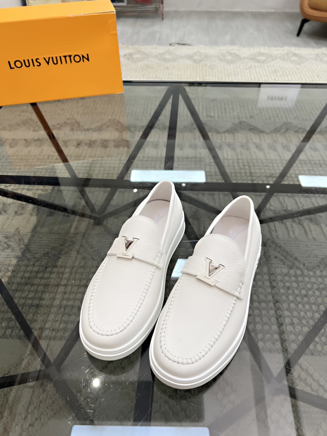  L 🔍顶级代购🇮🇹 路 炸街男神套脚休闲鞋新品来袭，专柜同步发售原厂配置，意大利进口原版牛皮面料，透气