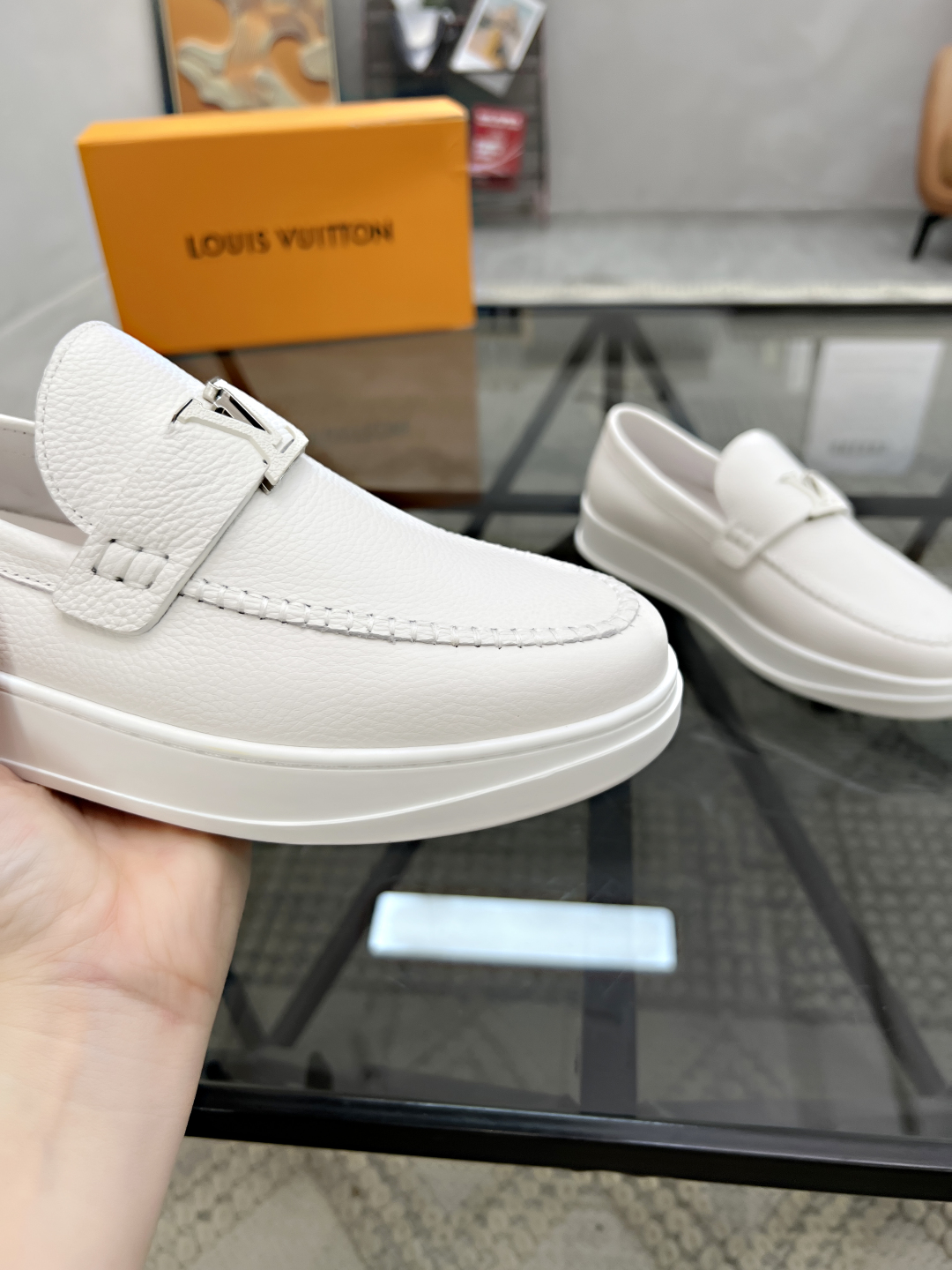  L 🔍顶级代购🇮🇹 路 炸街男神套脚休闲鞋新品来袭，专柜同步发售原厂配置，意大利进口原版牛皮面料，透气
