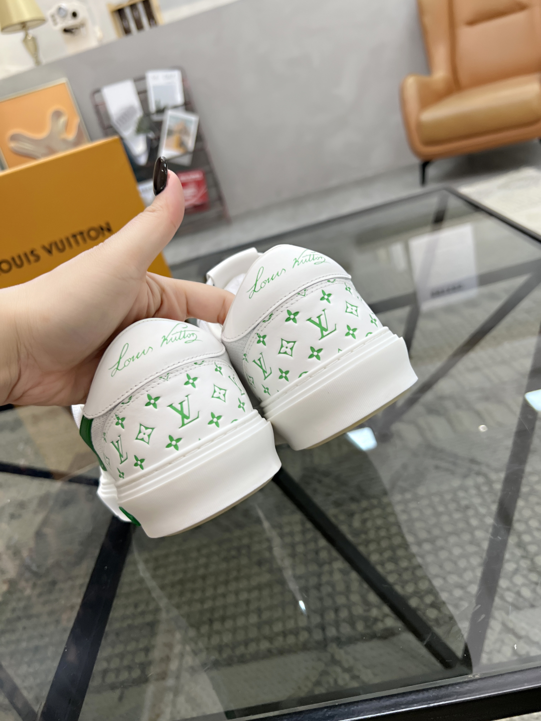  L 🔍顶级代购🇮🇹 路 炸街男神爆款休闲板鞋专柜同步，鞋面意大利进口牛皮搭配网布面料，高品质印花复杂工