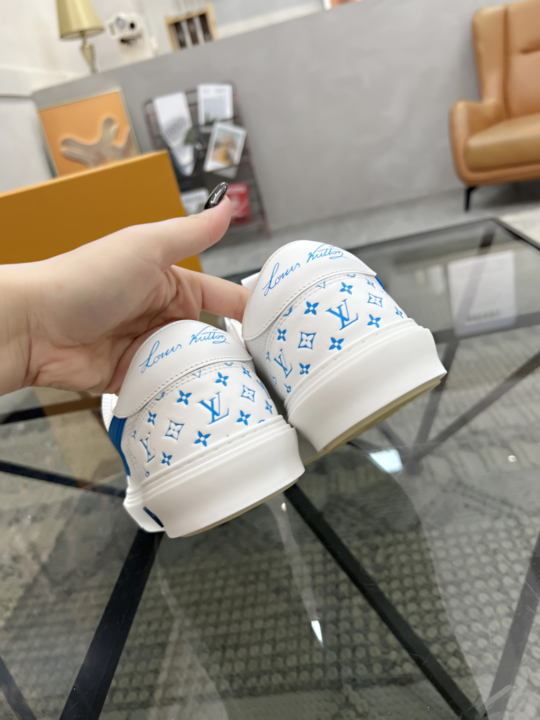  L 🔍顶级代购🇮🇹 路 炸街男神爆款休闲板鞋专柜同步，鞋面意大利进口牛皮搭配网布面料，高品质印花复杂工